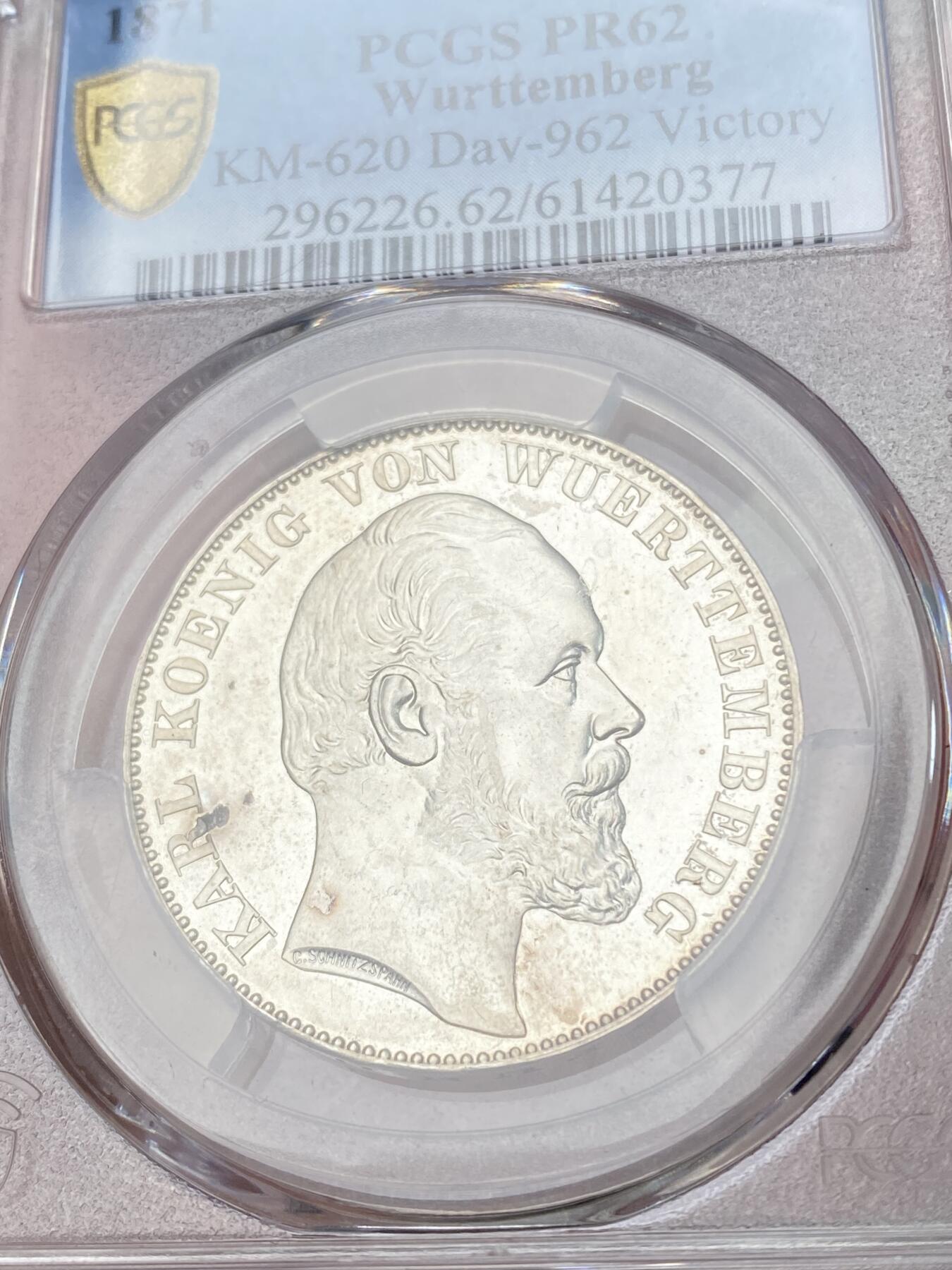 万国钱币拍卖第064期 PCGS PR62 1871年德国符腾堡普法战争精制胜利泰勒 在普制易得而精制难求的胜利系列中 精制符腾堡又是其中难度较大的品种 深度镜面底板与银霜感极强的浮雕形成强烈对比 顶级收藏品质