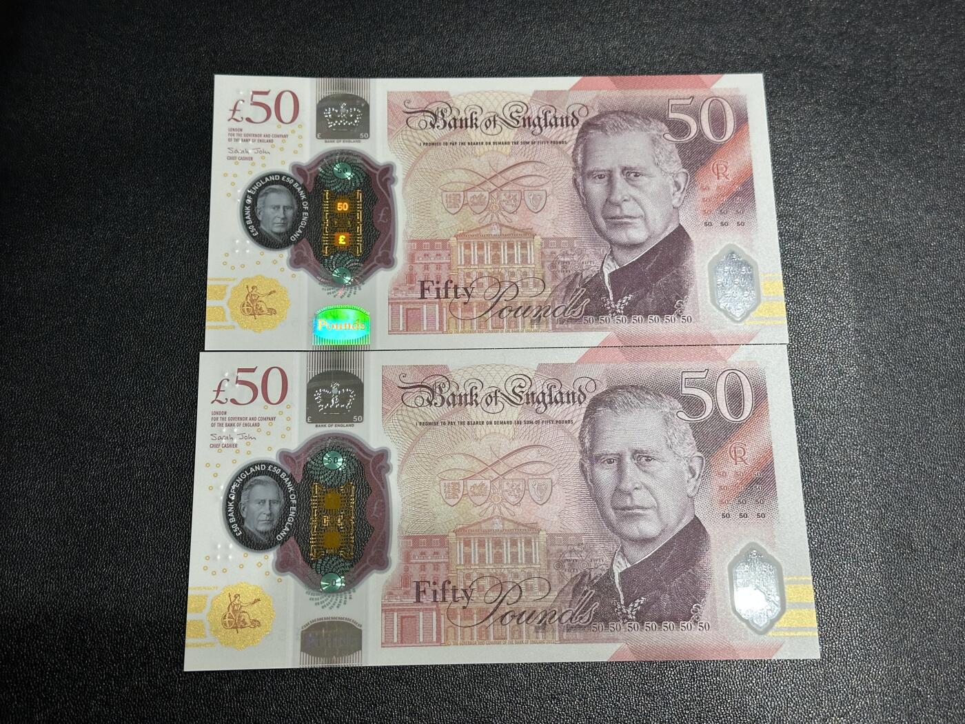 《外钞收藏家》第六百二十三期（精选场）（长期征集拍品、欢迎藏友们联系合作） 2023年英国查尔斯版50镑 2张一起 同号588028 全新UNC