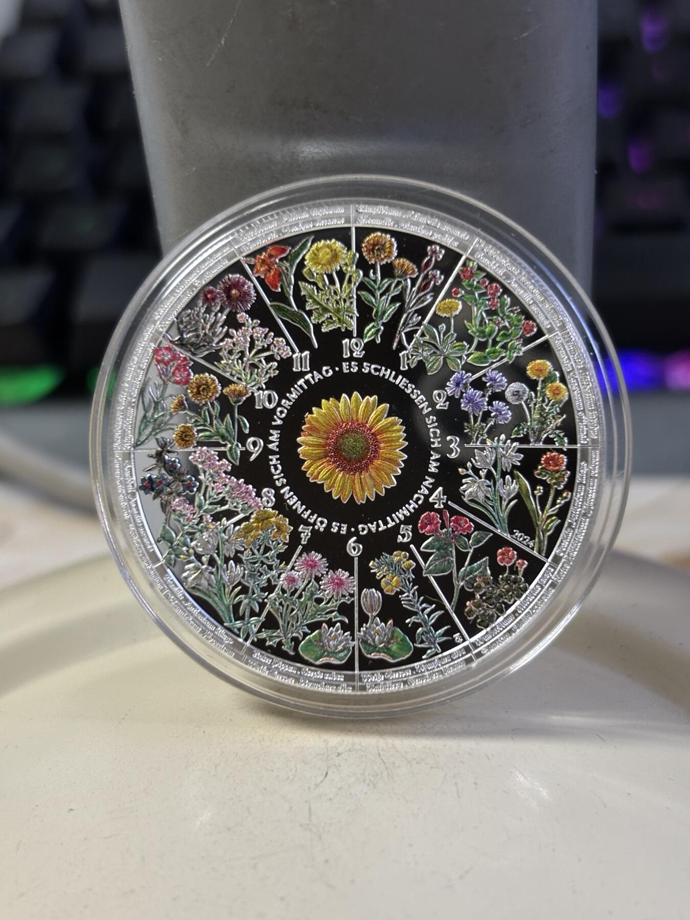 第196期拍卖 利比里亚2024年花卉钟表1盎司彩色纪念银币，1盎司，发行333枚