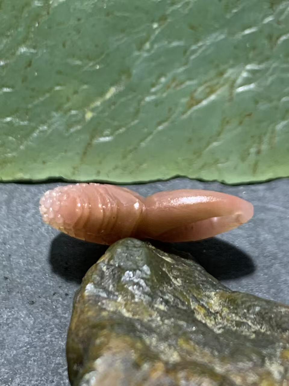 精美亚光盐源玛瑙手工雕刻蟹钳“有钱”吊坠一颗，