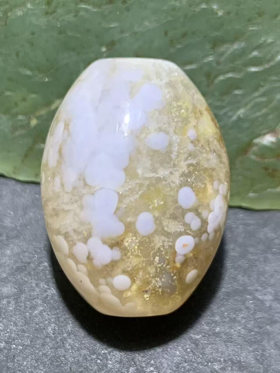 精美冰飘糖心料奶白鱼籽纹战国红玛瑙随形勒子一颗！