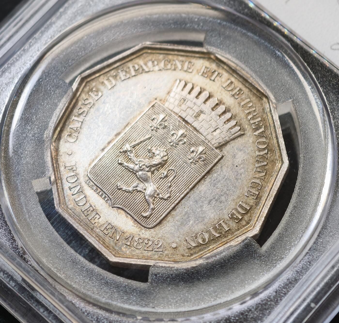 甄臻铺-世界币章拍卖（第58期），送拍享返佣金等优惠多多 1822年法国里昂储蓄银行纪念银章 ，对边33mm 评级币 法国金融题材