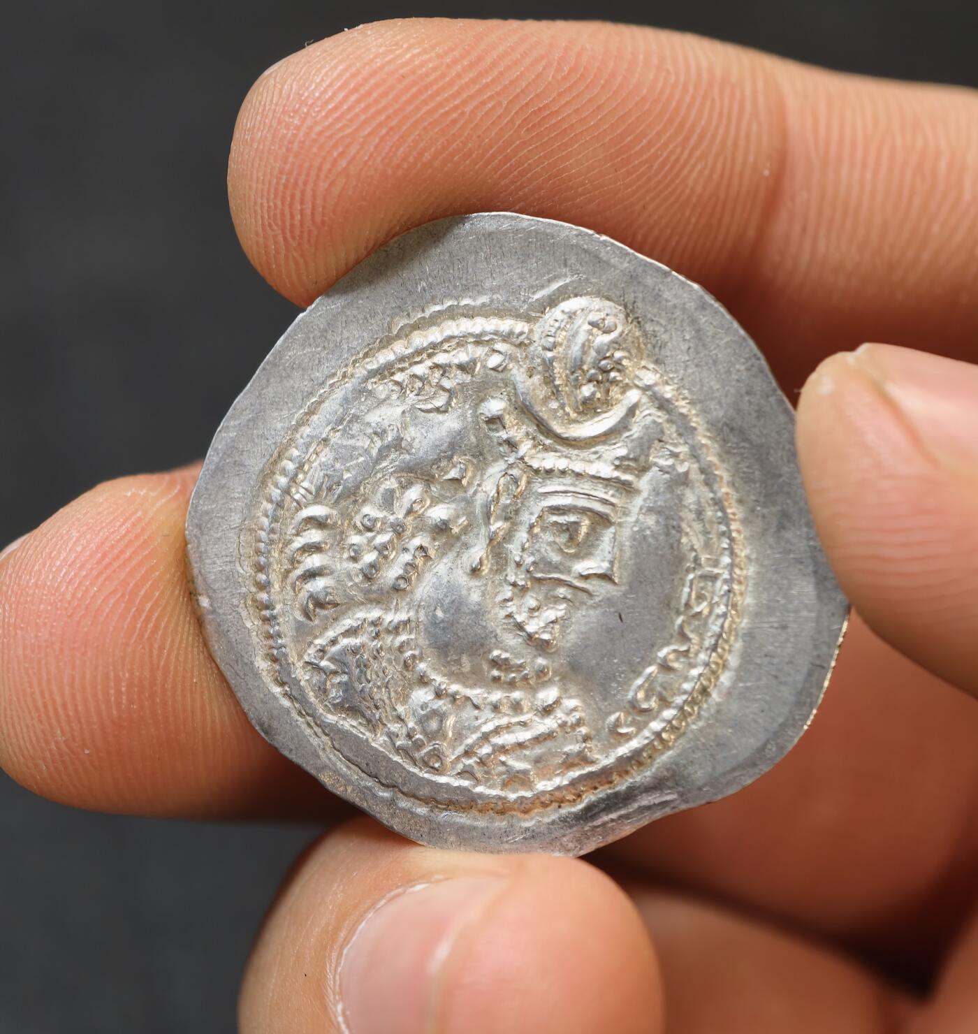 甄臻铺-世界币章拍卖（第58期），送拍享返佣金等优惠多多 萨珊波斯瓦赫兰五世银币 公元420-438年 2026年2月麦稀奇拍卖同款好品最高成交价500元，丝路钱币收藏经典品种，距今近1600年历史古银币，币面国王头像、拜火教祭坛图案清晰完整，品相完好无裂补。