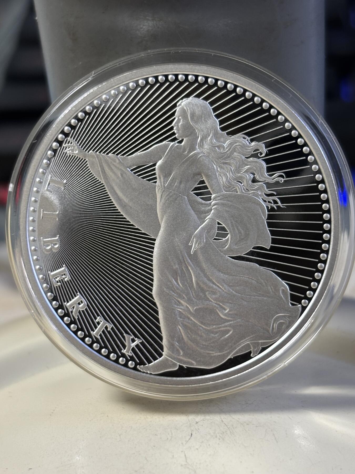 第196期拍卖 美国2022年加密货币女神神兽1盎司精制纪念银币，999银，发行1000枚