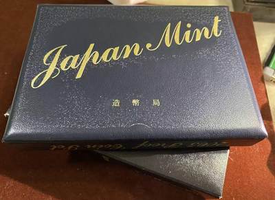 日日生财—方圆世界（全场包邮）第二场 - 日本2005年大藏省造币局精制套币，黑色礼盒装，品相几乎全新，外盒保存很好。内含纪念币+Proof纪念章