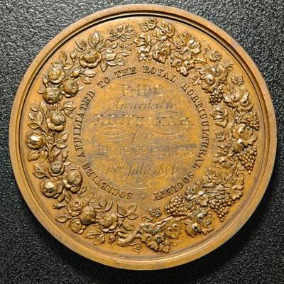 【德藏】世界币章拍卖第170期（拍品征集中~欢迎藏友联系） 1896年 英国皇家园艺学会纪念大铜章，是英国皇家造币厂首席雕刻师威廉·怀恩（William Wyon）的作品，此版为1836年雕刻版本。直径55毫米，精美浮雕工艺，正面是五位花神的形象，背面环绕花卉装饰。品相完好，银章常见，铜章少见，值得收藏 直径约：54.8mm；重约：74.4g