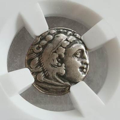 瓶子🏺第235期拍卖会 - 古希腊马其顿王国亚历山大大力神银币 公元前4世纪发行，面值1德拉克马银币 正面：大力神赫拉克勒斯戴狮皮盔头像 背面：主神宙斯坐像，手持权杖托起雄鹰。 4.21克