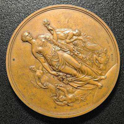 【德藏】世界币章拍卖第170期（拍品征集中~欢迎藏友联系） 1896年 英国皇家园艺学会纪念大铜章，是英国皇家造币厂首席雕刻师威廉·怀恩（William Wyon）的作品，此版为1836年雕刻版本。直径55毫米，精美浮雕工艺，正面是五位花神的形象，背面环绕花卉装饰。品相完好，银章常见，铜章少见，值得收藏 直径约：54.8mm；重约：74.4g