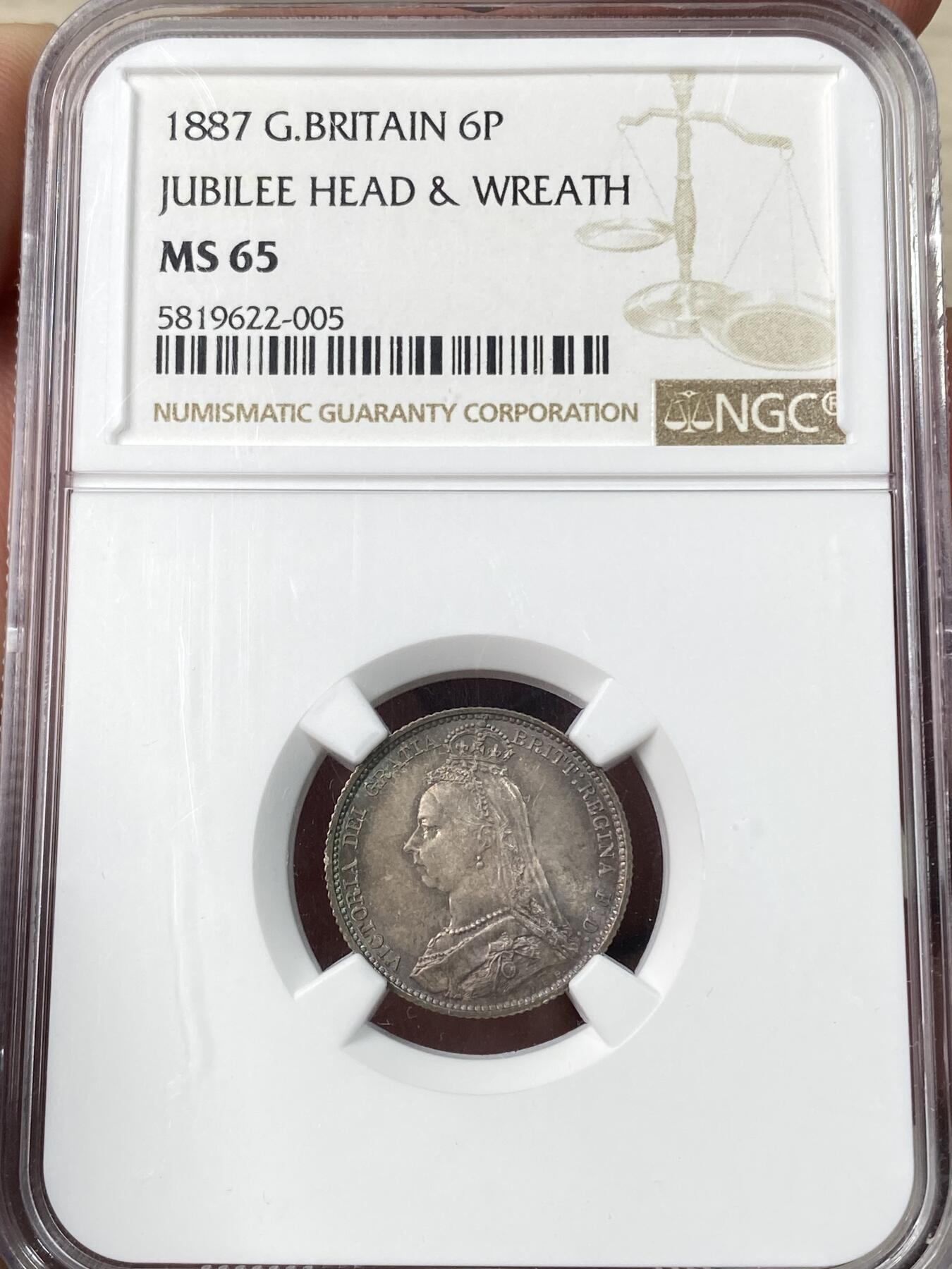 万国钱币拍卖第064期 NGC MS65 1887英国维多利亚女皇高冠6便士银币面值版 华丽英式天鹅绒五彩也难掩其底光迸发 小中见大的顶级BU状态 典藏级品质