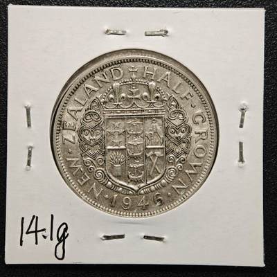 【德藏】世界币章拍卖第170期（拍品征集中~欢迎藏友联系） 老藏家集藏系列之- 1946年 新西兰1/2克朗银币 直径约：32mm；重约：14.1g 入册20余年·附有当年购入价