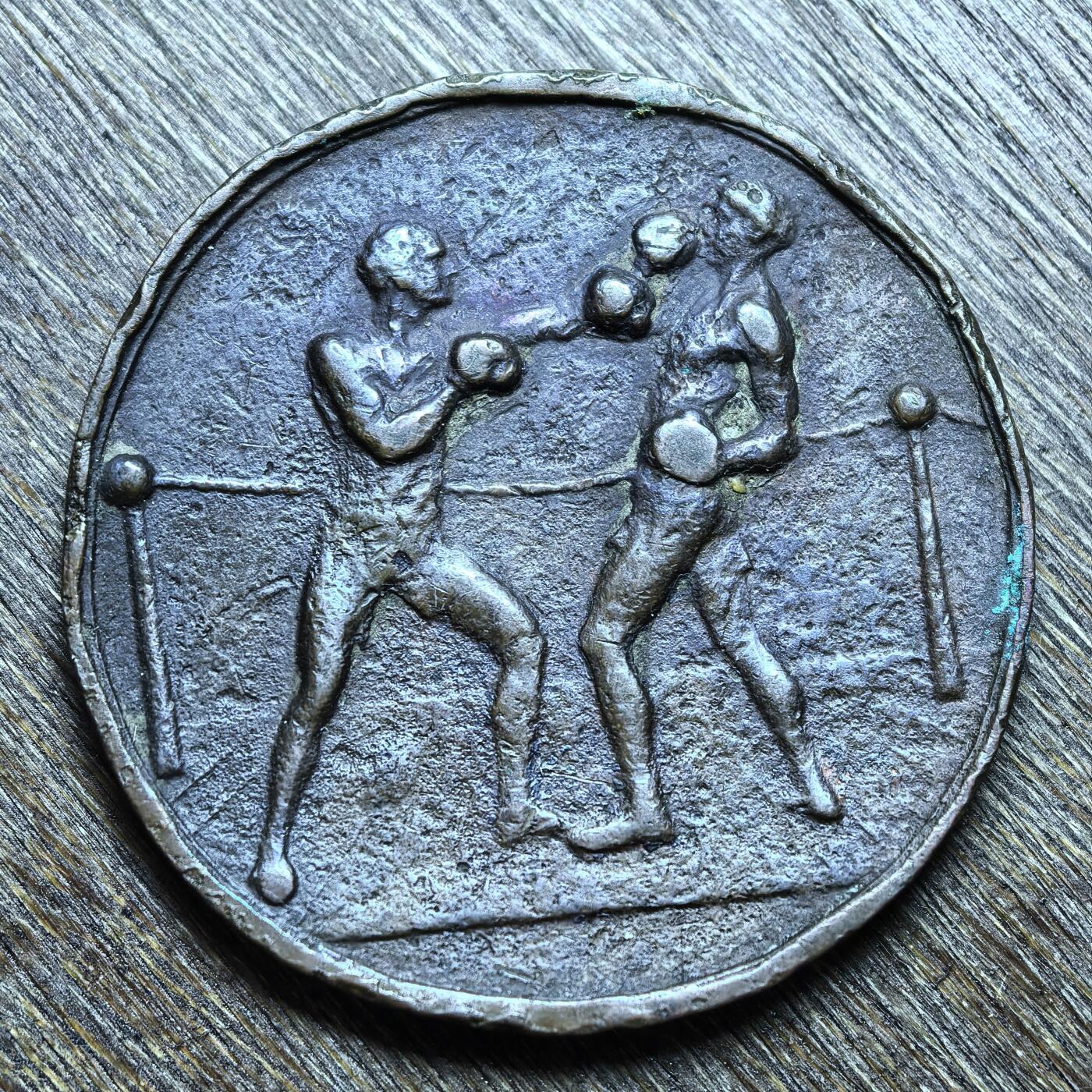 一枚19世纪初期欧洲拳击题材纪念章 包浆自然，铜制古朴，岁月痕迹明显
