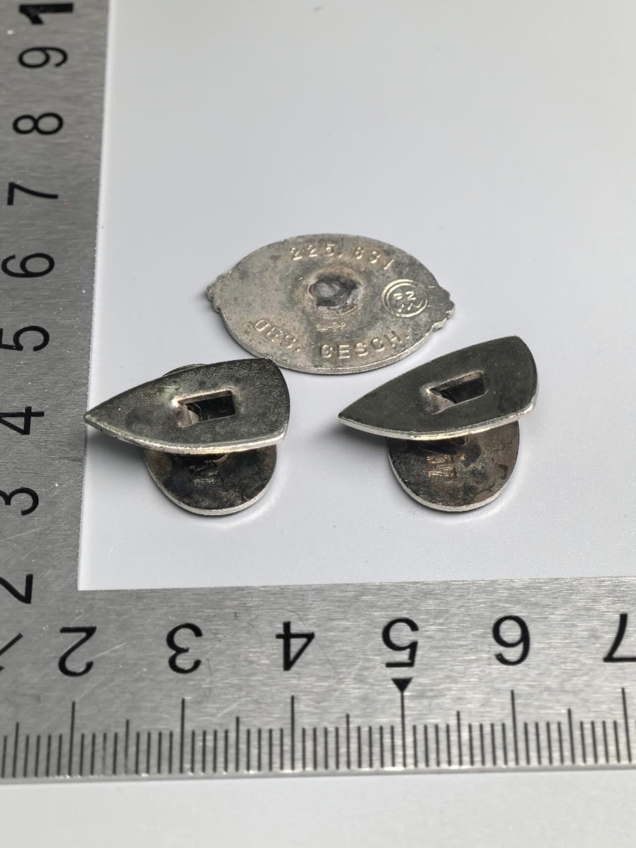 小驴勋章奖章收藏4月4日周六晚六点拍卖（珍爱和平，收藏战争，铭记历史，勿忘国耻，忠党爱国。有偿代拍，送拍规则在简介最后，参拍须阅读规则后再参拍，关系到运费包装发货时效真假辨别等关键信息，拍卖时不再发原图，看大图店主微信码在拍卖店铺介绍里）