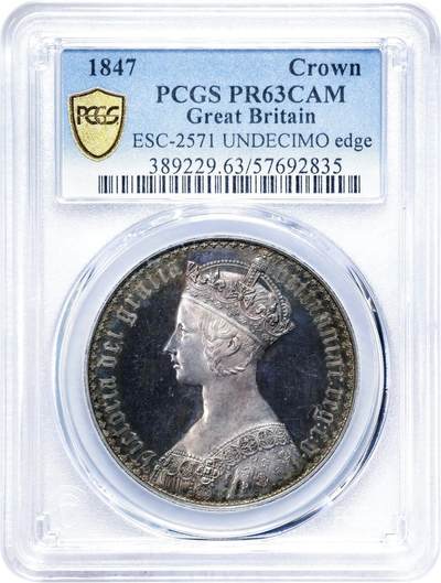 【Blue Auction】世界纸币精拍第803期——18级TOP拍卖/信誉/品质/专业/高效💫 -  英国 1847年 经典维多利亚女王哥特克朗 发行约8000枚 PCGS PR63CAMEO 精制币 时任英国皇家造币厂首席雕刻师威廉·怀恩主刀，画家威廉·戴斯参与设计，哥特复兴式精美银币，誉为英国史上最美银币。任何硬币玩家都希望拥有的一枚银币，该枚闪耀着耀眼的光彩与镜面光芒，奇妙而迷人，令人赞叹的美感，一步到位的收藏级。这是英国工业革命后突飞猛进的造币技术完美体现的代表作 