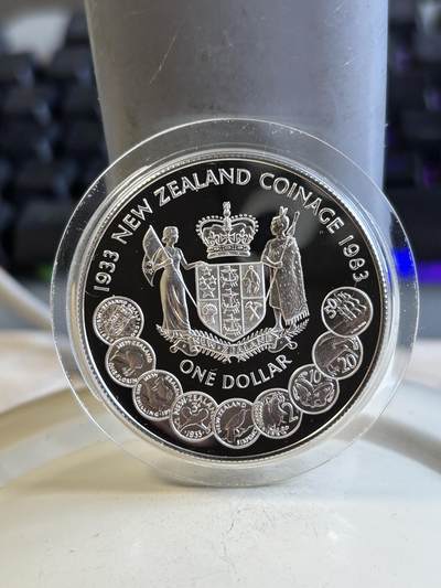 第195期拍卖 - 新西兰1983年铸币50周年，特别纪念精致大银币带盒证书，27.216克，925银