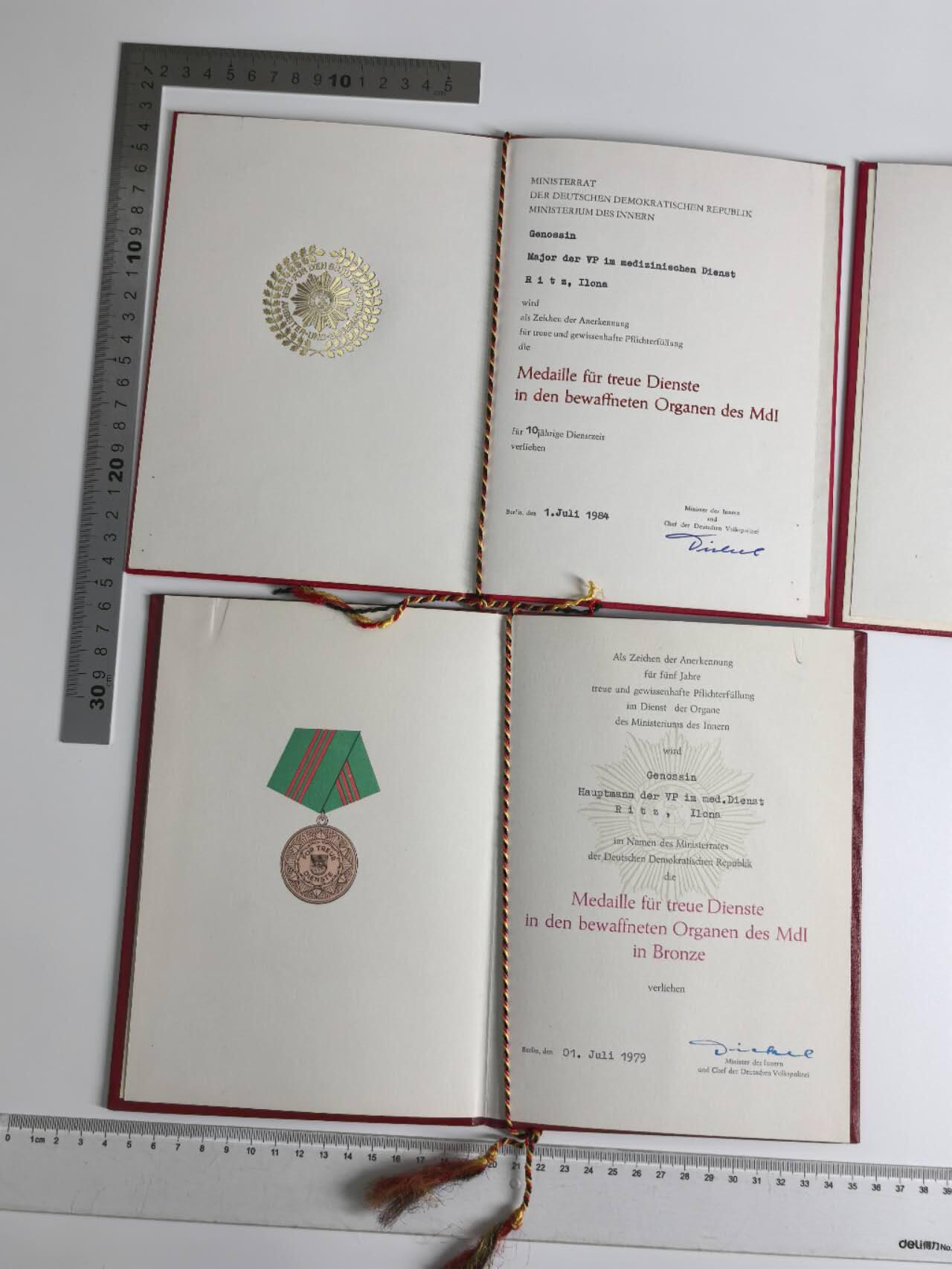 小驴勋章奖章收藏4月4日周六晚六点拍卖（珍爱和平，收藏战争，铭记历史，勿忘国耻，忠党爱国。有偿代拍，送拍规则在简介最后，参拍须阅读规则后再参拍，关系到运费包装发货时效真假辨别等关键信息，拍卖时不再发原图，看大图店主微信码在拍卖店铺介绍里） 东德丽姿少校证书一套