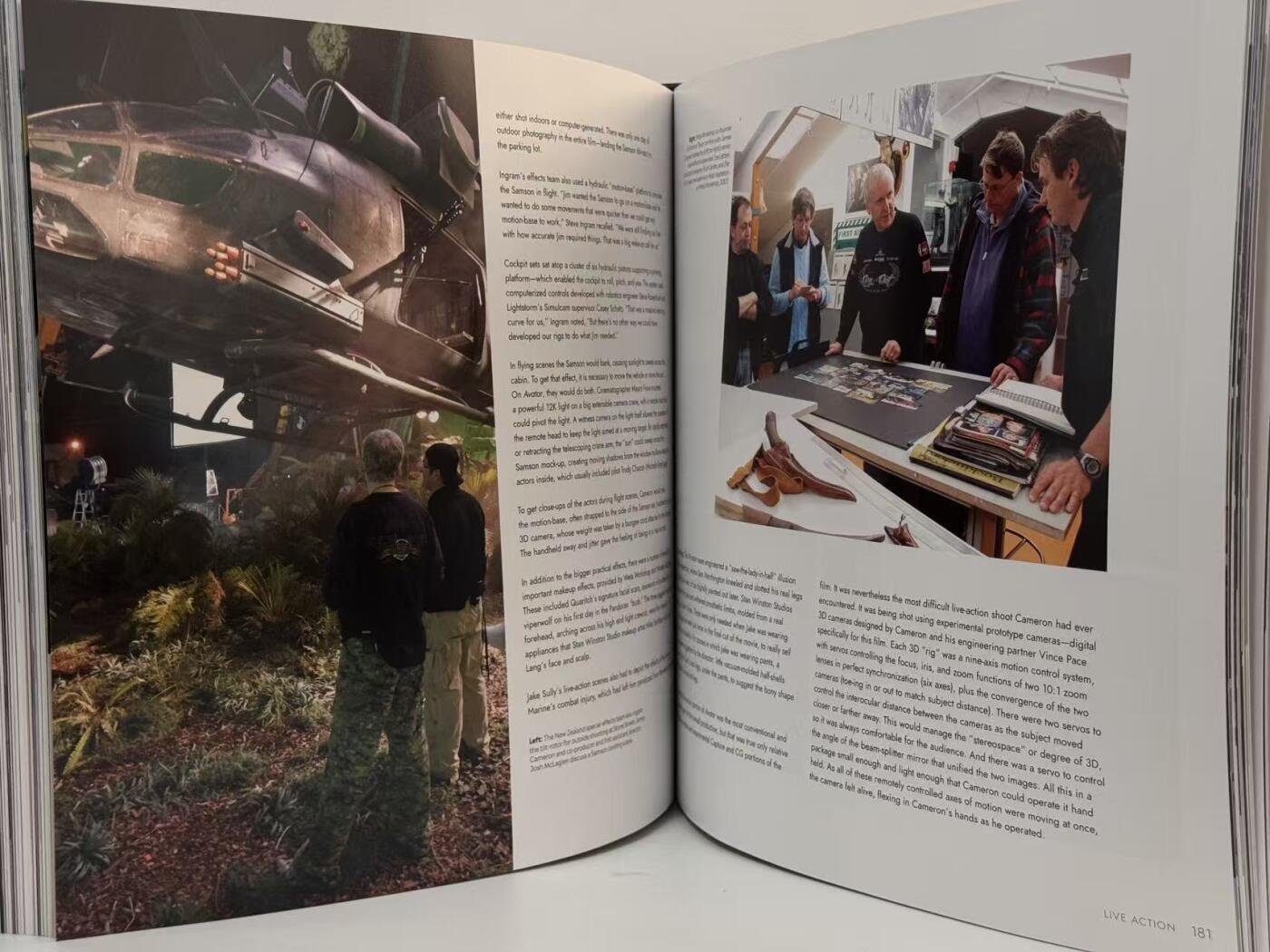 零元拍：烈焰焚心，灰烬重生，潘多拉史诗最炽烈的终章序章！著名导演詹姆斯·卡梅隆，主演杰克·萨利扮演者萨姆·沃辛顿 ，妮特丽扮演者佐伊·索尔达娜，灰烬族首领——瓦朗扮演者奥娜·卓别林，以及夸里奇上校扮演者影帝史蒂芬·朗合签《阿凡达：火与烬》官方设定集！