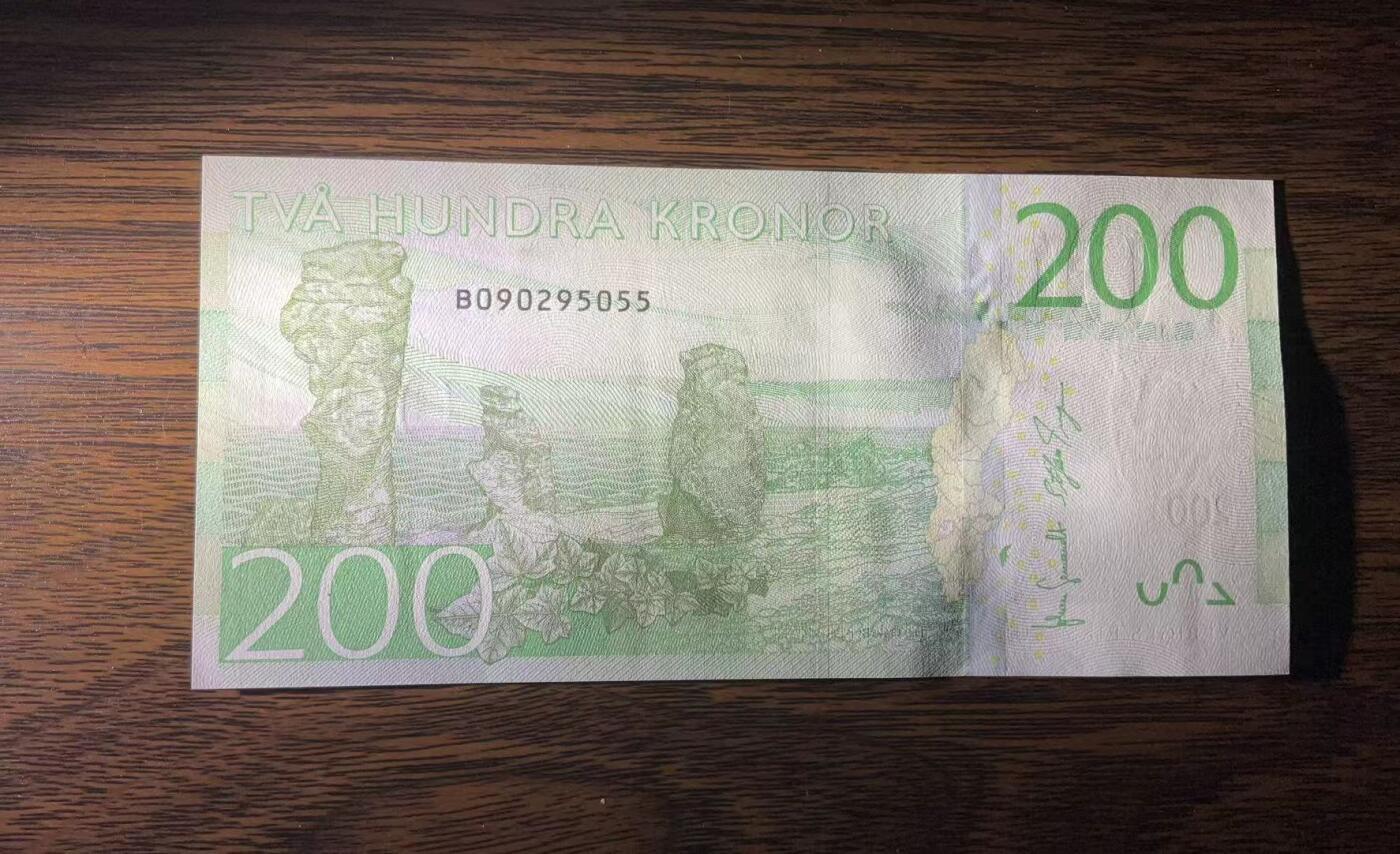 【礼羽收藏】🌏世界钱币拍卖第131期  瑞典200克朗2015首年首发版B冠(刀拆绝品原票状态适合送评)无347双尾55号码干净漂亮。稀少面值币种量小，市面能看到基本都带347的号码不佳，该套最值得入手一枚配套必备错失美号拍大腿