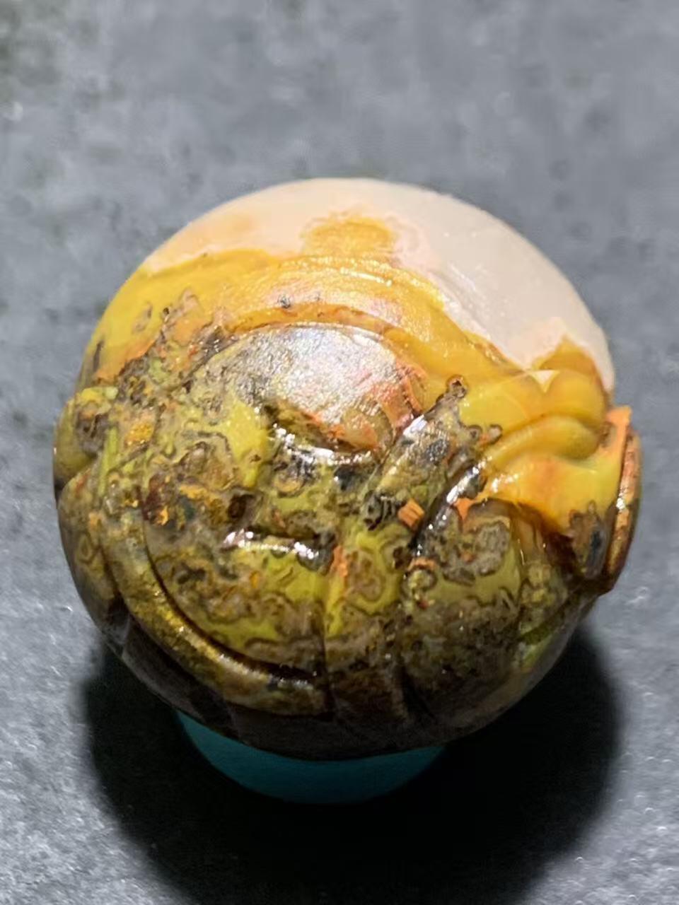 精美亚光冰飘糖心料草花纹战国红玛瑙手工俏色巧雕蝙蝠钱币2.0圆珠一个，