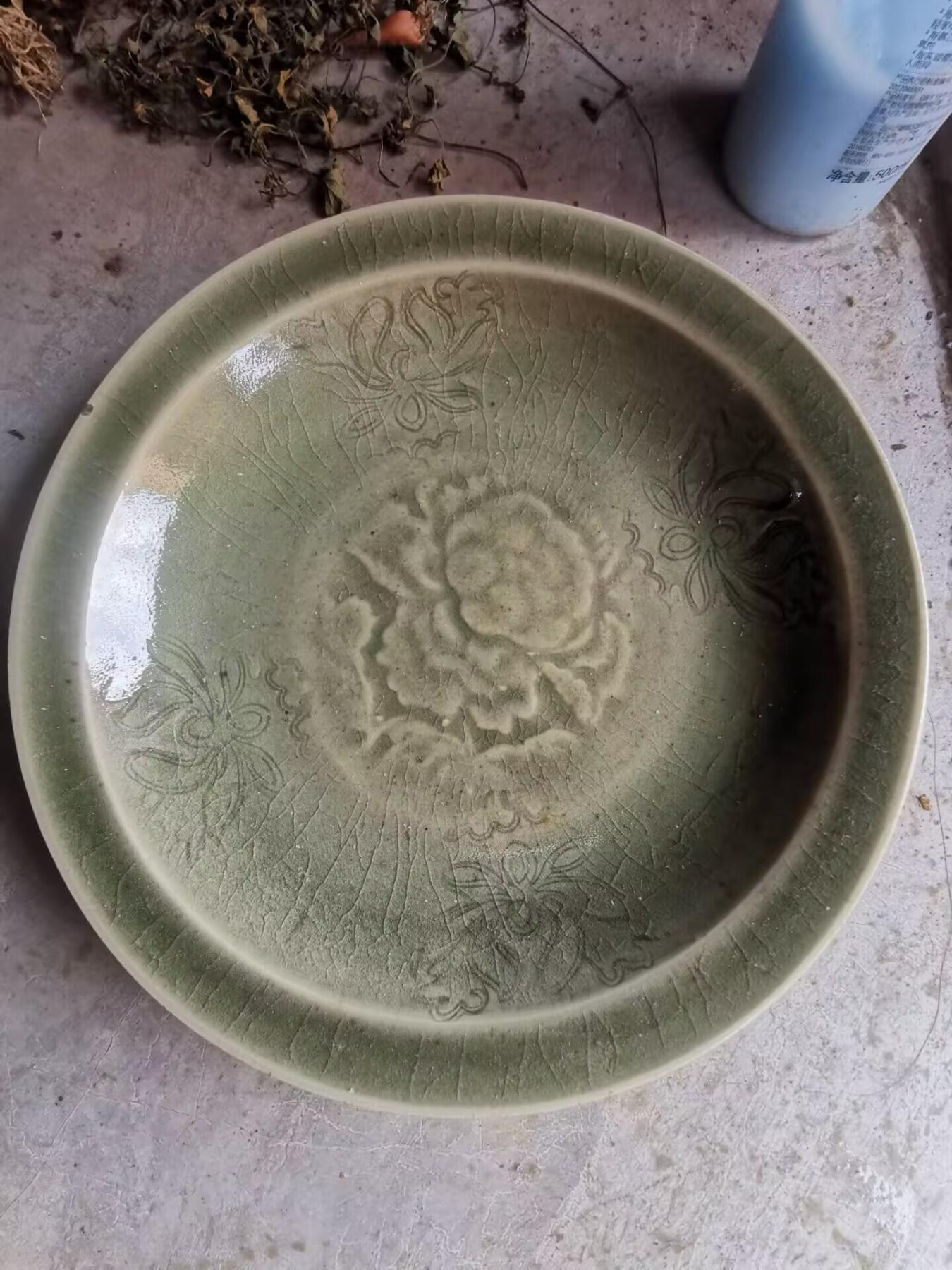 龙泉窖青釉刻花牡丹纹盘
