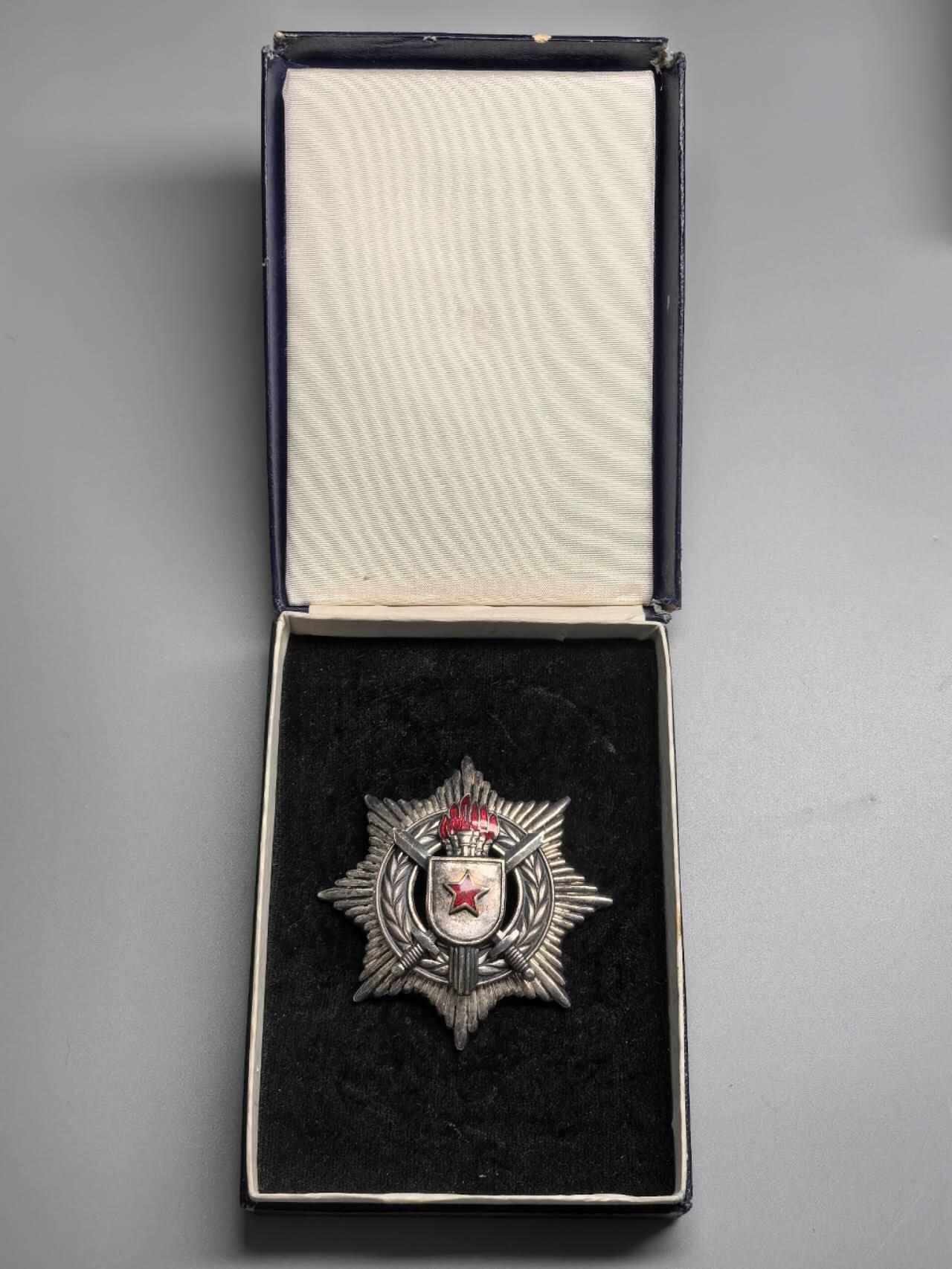 小驴勋章奖章收藏4月4日周六晚六点拍卖（珍爱和平，收藏战争，铭记历史，勿忘国耻，忠党爱国。有偿代拍，送拍规则在简介最后，参拍须阅读规则后再参拍，关系到运费包装发货时效真假辨别等关键信息，拍卖时不再发原图，看大图店主微信码在拍卖店铺介绍里）