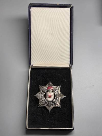 小驴勋章奖章收藏4月4日周六晚六点拍卖（珍爱和平，收藏战争，铭记历史，勿忘国耻，忠党爱国。有偿代拍，送拍规则在简介最后，参拍须阅读规则后再参拍，关系到运费包装发货时效真假辨别等关键信息，拍卖时不再发原图，看大图店主微信码在拍卖店铺介绍里） - 南斯拉夫三级军事功勋带盒，银质，背打900银标
