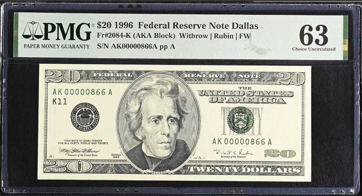 《愛美收藏》第239期-4.5周日外币黄金场  美国1996年大头版首发年份 稀少分区K达拉斯首发A冠 20美元PMG63百位数三全偶倒置866号 底部出厂带点轻微压痕扣分