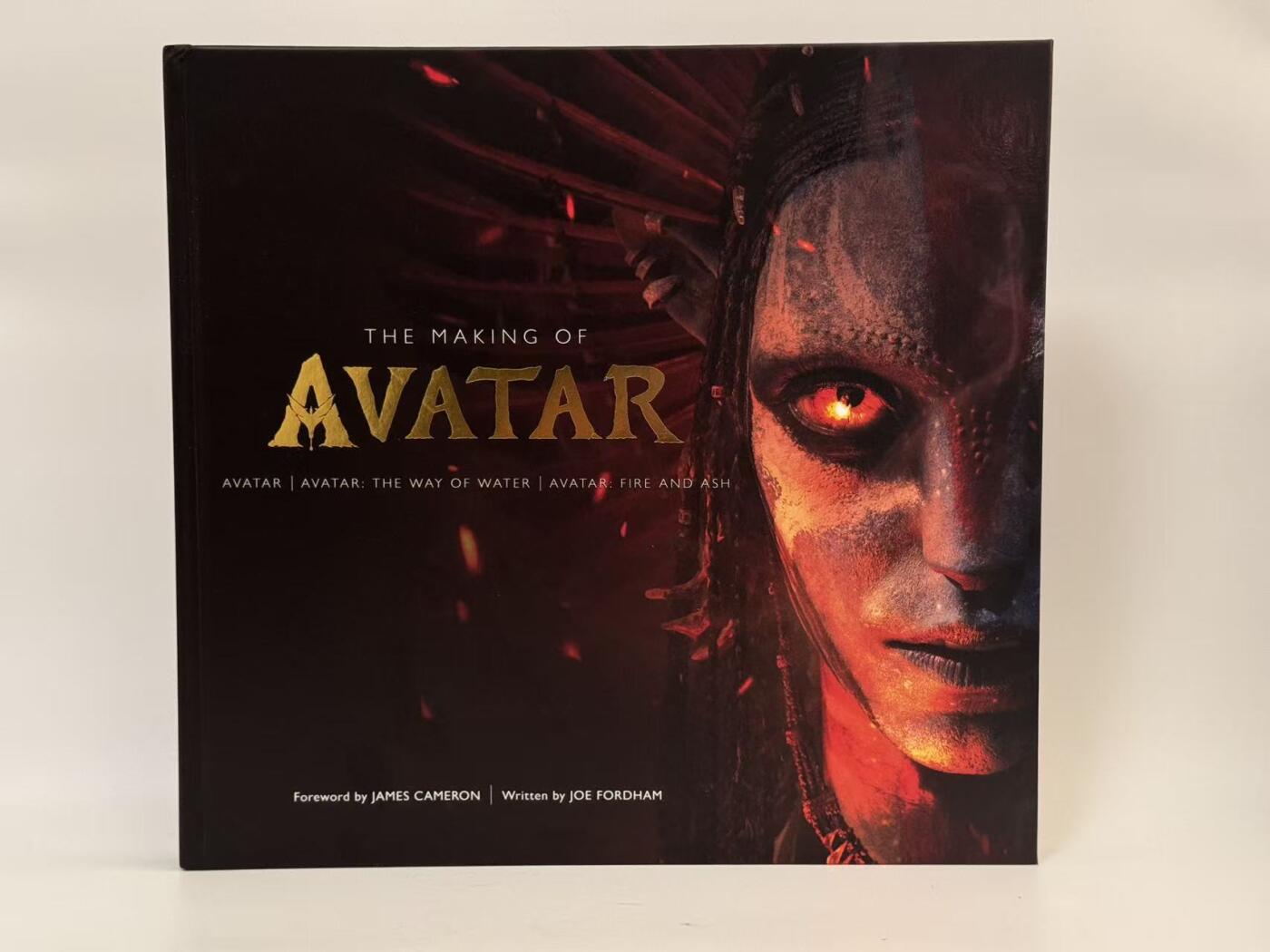 零元拍：烈焰焚心，灰烬重生，潘多拉史诗最炽烈的终章序章！著名导演詹姆斯·卡梅隆，主演杰克·萨利扮演者萨姆·沃辛顿 ，妮特丽扮演者佐伊·索尔达娜，灰烬族首领——瓦朗扮演者奥娜·卓别林，以及夸里奇上校扮演者影帝史蒂芬·朗合签《阿凡达：火与烬》官方设定集！