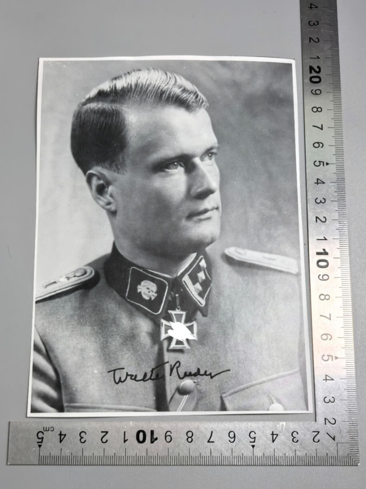 小驴勋章奖章收藏4月4日周六晚六点拍卖（珍爱和平，收藏战争，铭记历史，勿忘国耻，忠党爱国。有偿代拍，送拍规则在简介最后，参拍须阅读规则后再参拍，关系到运费包装发货时效真假辨别等关键信息，拍卖时不再发原图，看大图店主微信码在拍卖店铺介绍里） 最后释放的战犯、骑士铁十字勋章获得者，党卫军少校walterreder沃尔特·雷德（1915年2月4日﹣1991年4月26日）战后稀有签名照。