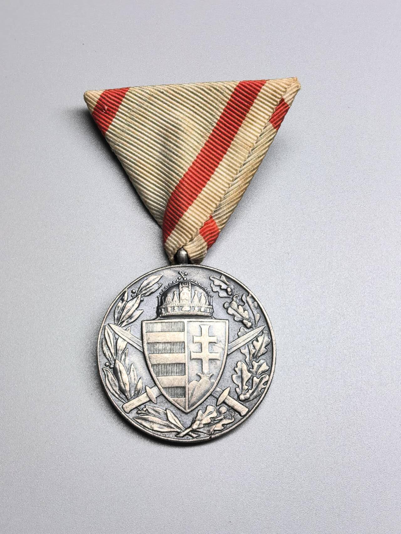 小驴勋章奖章收藏4月4日周六晚六点拍卖（珍爱和平，收藏战争，铭记历史，勿忘国耻，忠党爱国。有偿代拍，送拍规则在简介最后，参拍须阅读规则后再参拍，关系到运费包装发货时效真假辨别等关键信息，拍卖时不再发原图，看大图店主微信码在拍卖店铺介绍里） 匈牙利一战纪念章