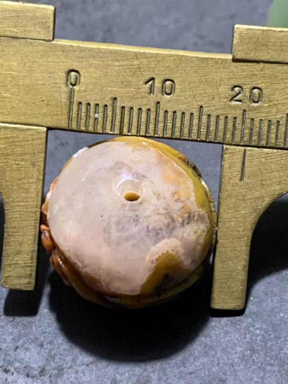 精美亚光冰飘糖心料草花纹战国红玛瑙手工俏色巧雕蝙蝠钱币2.0圆珠一个，