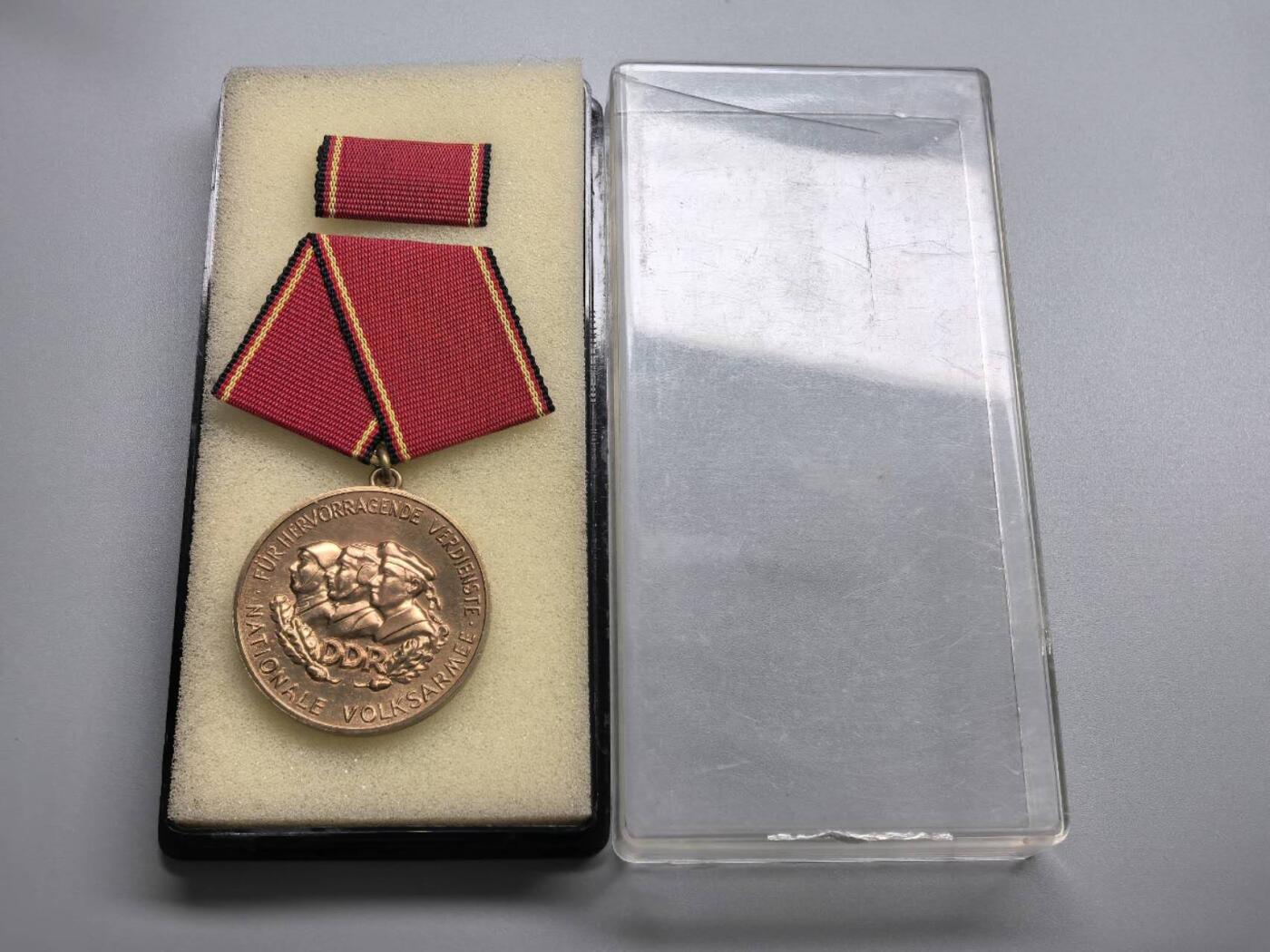 小驴勋章奖章收藏4月4日周六晚六点拍卖（珍爱和平，收藏战争，铭记历史，勿忘国耻，忠党爱国。有偿代拍，送拍规则在简介最后，参拍须阅读规则后再参拍，关系到运费包装发货时效真假辨别等关键信息，拍卖时不再发原图，看大图店主微信码在拍卖店铺介绍里）