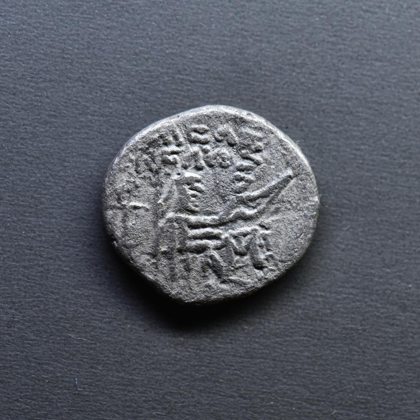 【良泉】4月16日【西方古代打制币】拍卖108件 公元前38-公元前2年【古波斯】帕提亚，弗拉特斯四世，一德拉克马银币 ，2.74克