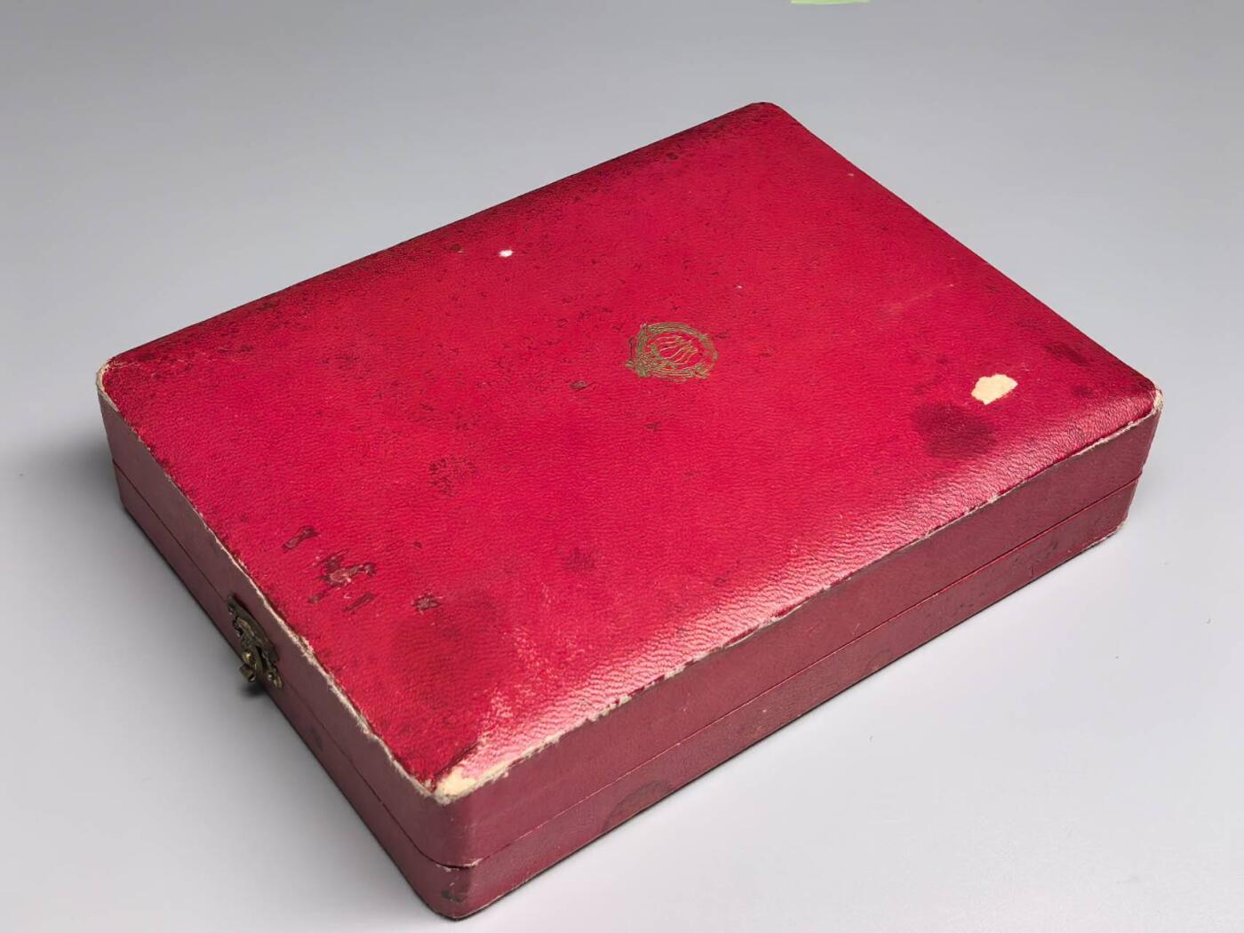 小驴勋章奖章收藏4月4日周六晚六点拍卖（珍爱和平，收藏战争，铭记历史，勿忘国耻，忠党爱国。有偿代拍，送拍规则在简介最后，参拍须阅读规则后再参拍，关系到运费包装发货时效真假辨别等关键信息，拍卖时不再发原图，看大图店主微信码在拍卖店铺介绍里）