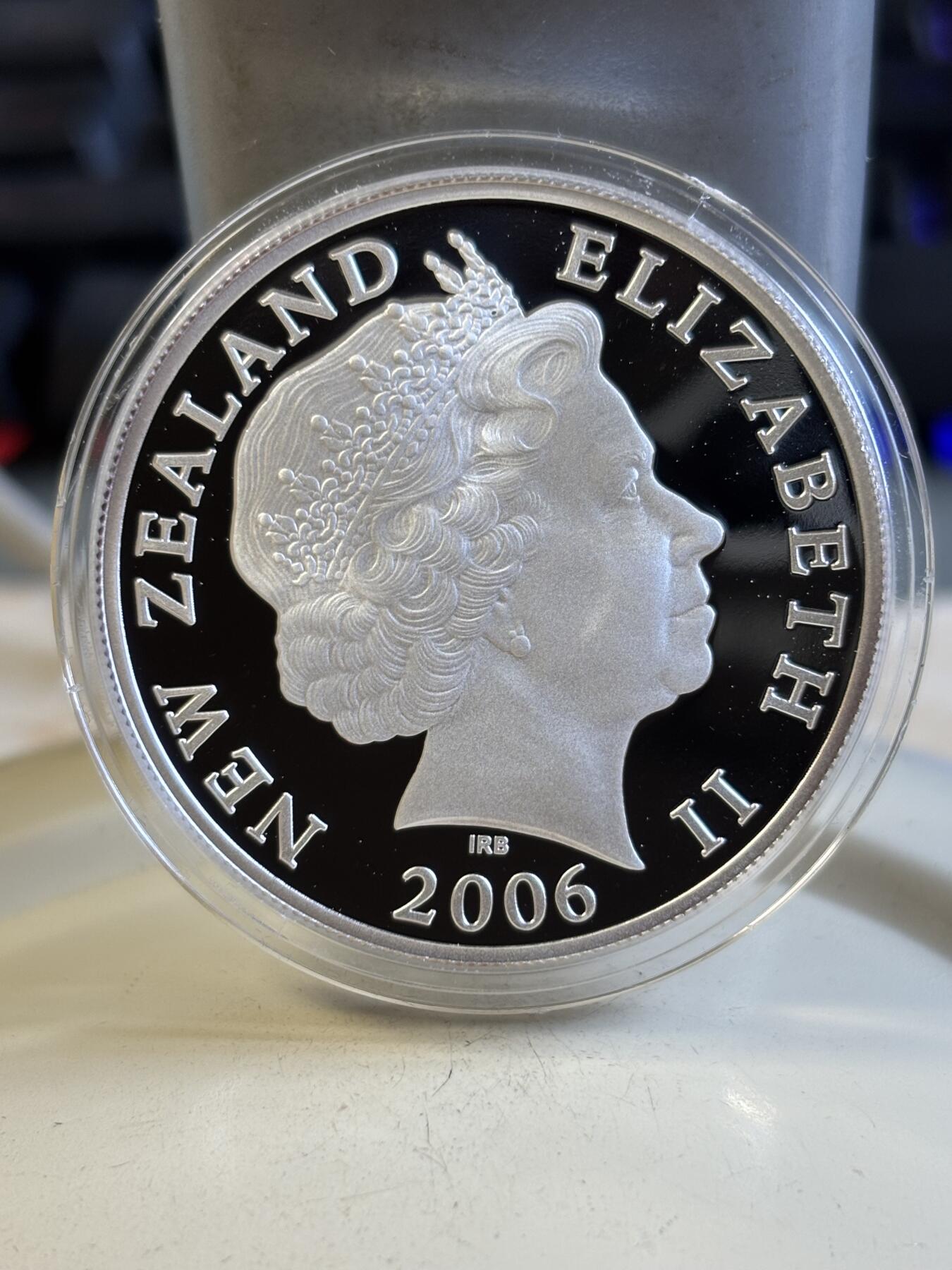 第195期拍卖 新西兰2006年伊丽莎白女王80周岁生日纪念精制银币，国际热门主题，31.1克，999银，编号0268，发行量2500枚，原盒证书