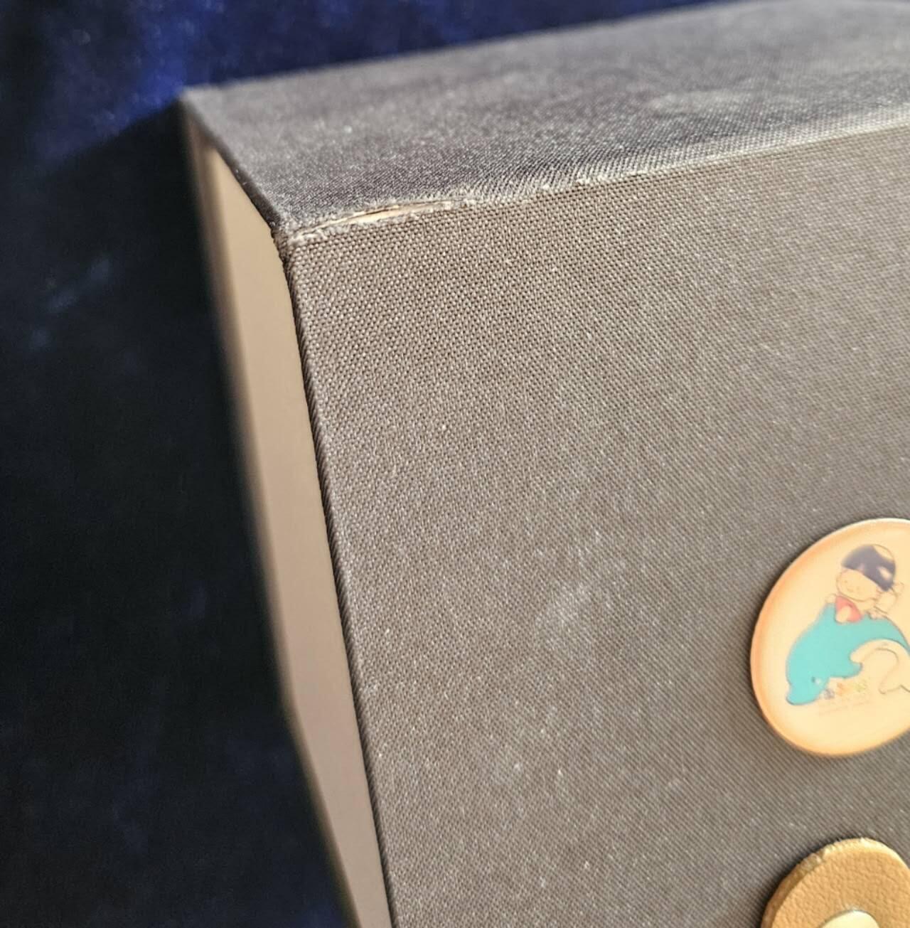 【币将精彩】世界钱币拍卖（2026-4-15） 发行量5枚的西瓜太郎2026年幸运红苹果立体彩色立体铜章编号3！铜约280克，带证书包装，外包装边角状态如图。