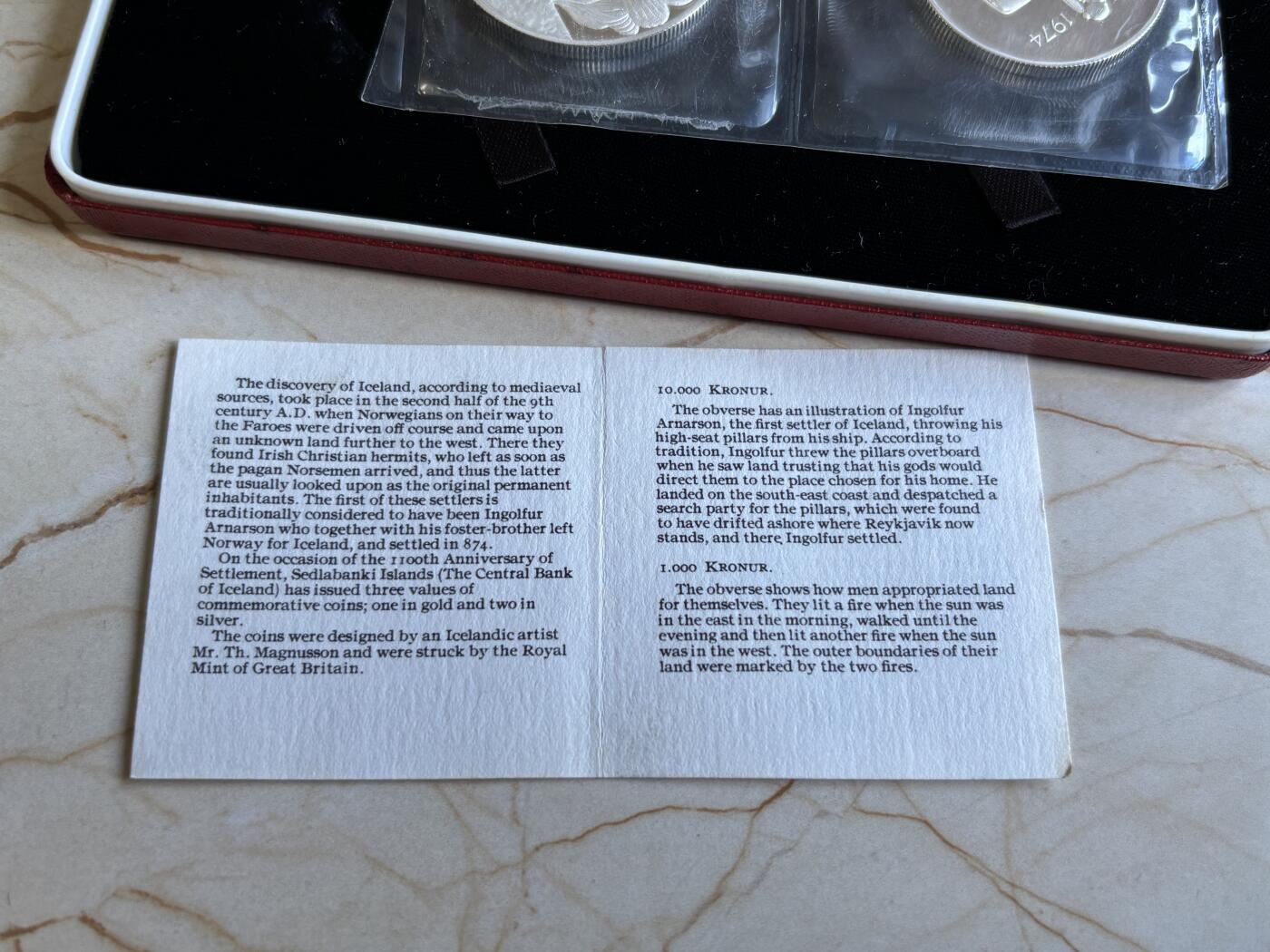 第195期拍卖 冰岛1974年人类定居冰岛1100周年纪念精制大银币一组，两枚面值分别为500克朗和1000克朗，共计50克，925银，此等品相外加原盒证书非常难得