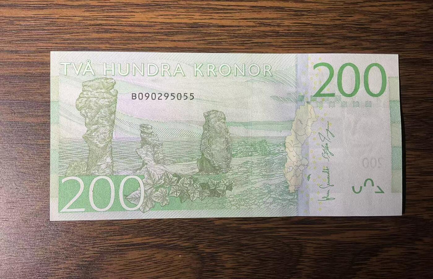 【礼羽收藏】🌏世界钱币拍卖第131期  瑞典200克朗2015首年首发版B冠(刀拆绝品原票状态适合送评)无347双尾55号码干净漂亮。稀少面值币种量小，市面能看到基本都带347的号码不佳，该套最值得入手一枚配套必备错失美号拍大腿