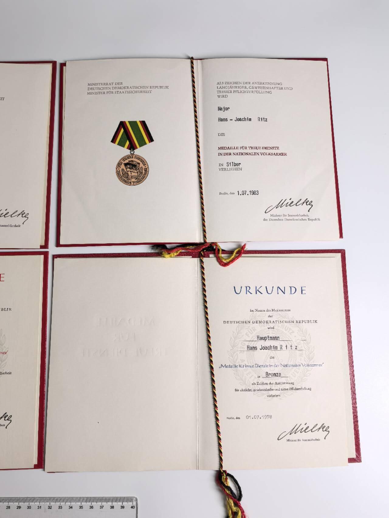 小驴勋章奖章收藏4月4日周六晚六点拍卖（珍爱和平，收藏战争，铭记历史，勿忘国耻，忠党爱国。有偿代拍，送拍规则在简介最后，参拍须阅读规则后再参拍，关系到运费包装发货时效真假辨别等关键信息，拍卖时不再发原图，看大图店主微信码在拍卖店铺介绍里） 东德少校汉斯约哈希姆证书一套