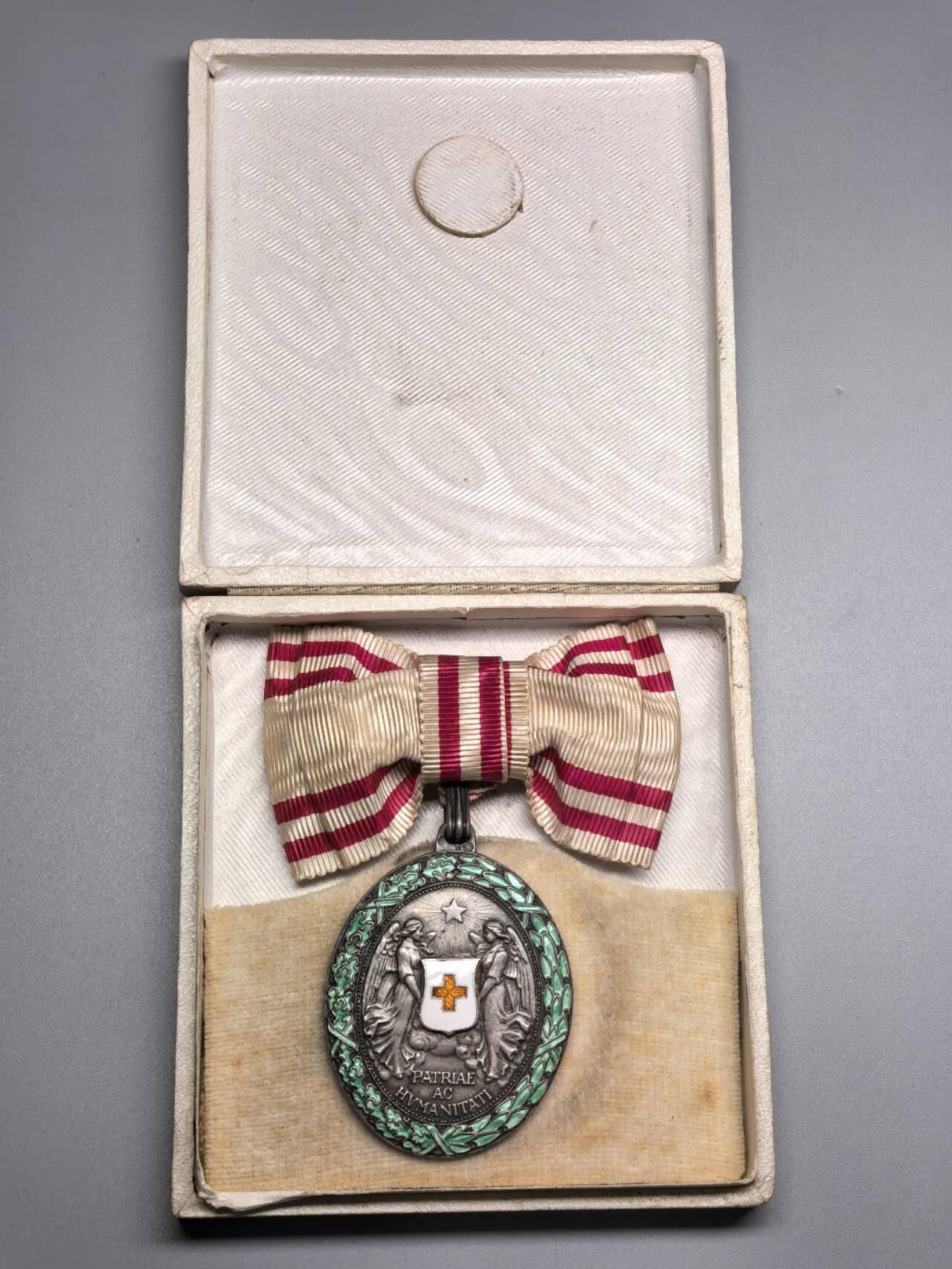 小驴勋章奖章收藏4月4日周六晚六点拍卖（珍爱和平，收藏战争，铭记历史，勿忘国耻，忠党爱国。有偿代拍，送拍规则在简介最后，参拍须阅读规则后再参拍，关系到运费包装发货时效真假辨别等关键信息，拍卖时不再发原图，看大图店主微信码在拍卖店铺介绍里） 奥匈帝国红十字奖章，银质，环连接处打标，带少见原盒