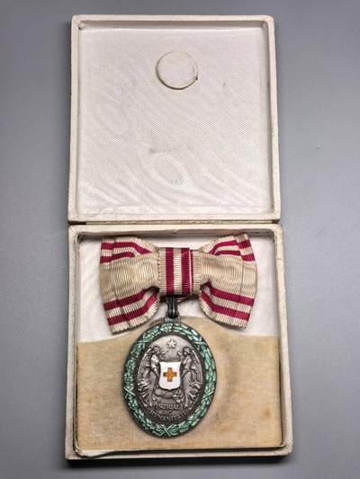 小驴勋章奖章收藏4月4日周六晚六点拍卖（珍爱和平，收藏战争，铭记历史，勿忘国耻，忠党爱国。有偿代拍，送拍规则在简介最后，参拍须阅读规则后再参拍，关系到运费包装发货时效真假辨别等关键信息，拍卖时不再发原图，看大图店主微信码在拍卖店铺介绍里） - 奥匈帝国红十字奖章，银质，环连接处打标，带少见原盒