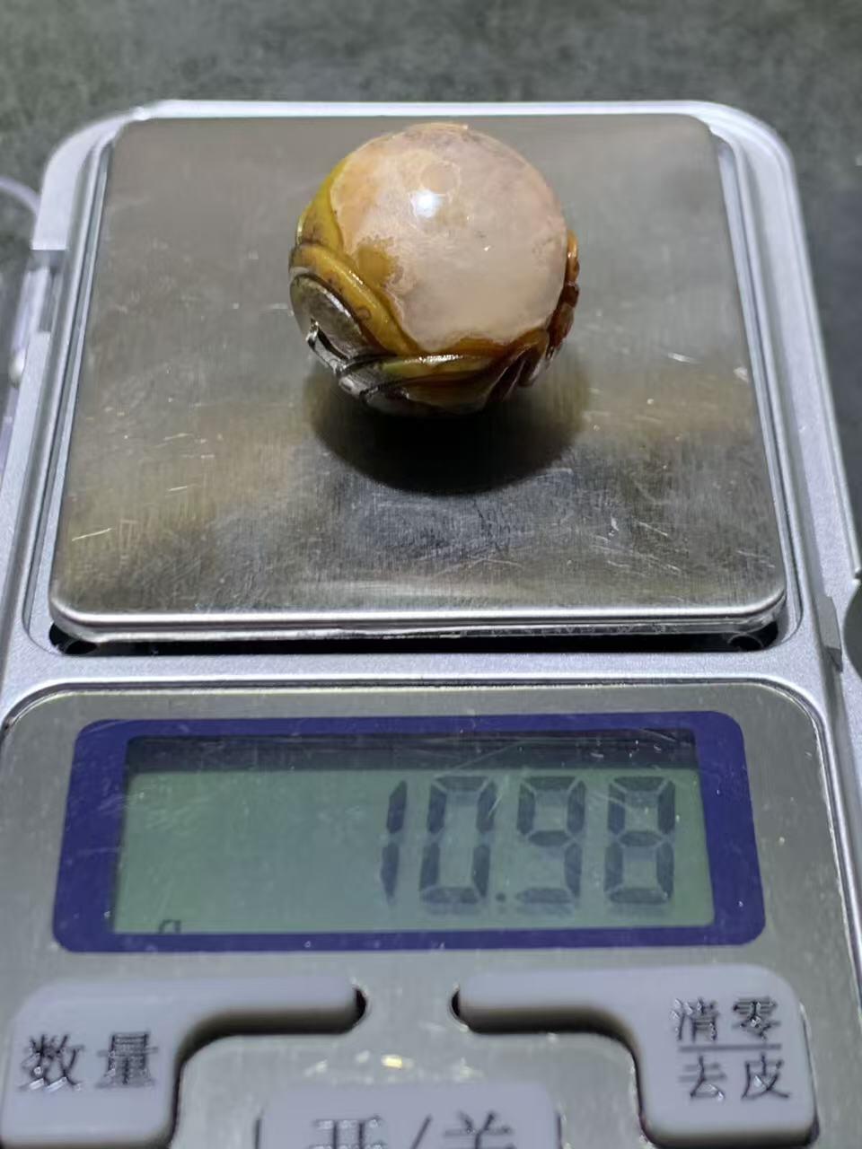 精美亚光冰飘糖心料草花纹战国红玛瑙手工俏色巧雕蝙蝠钱币2.0圆珠一个，