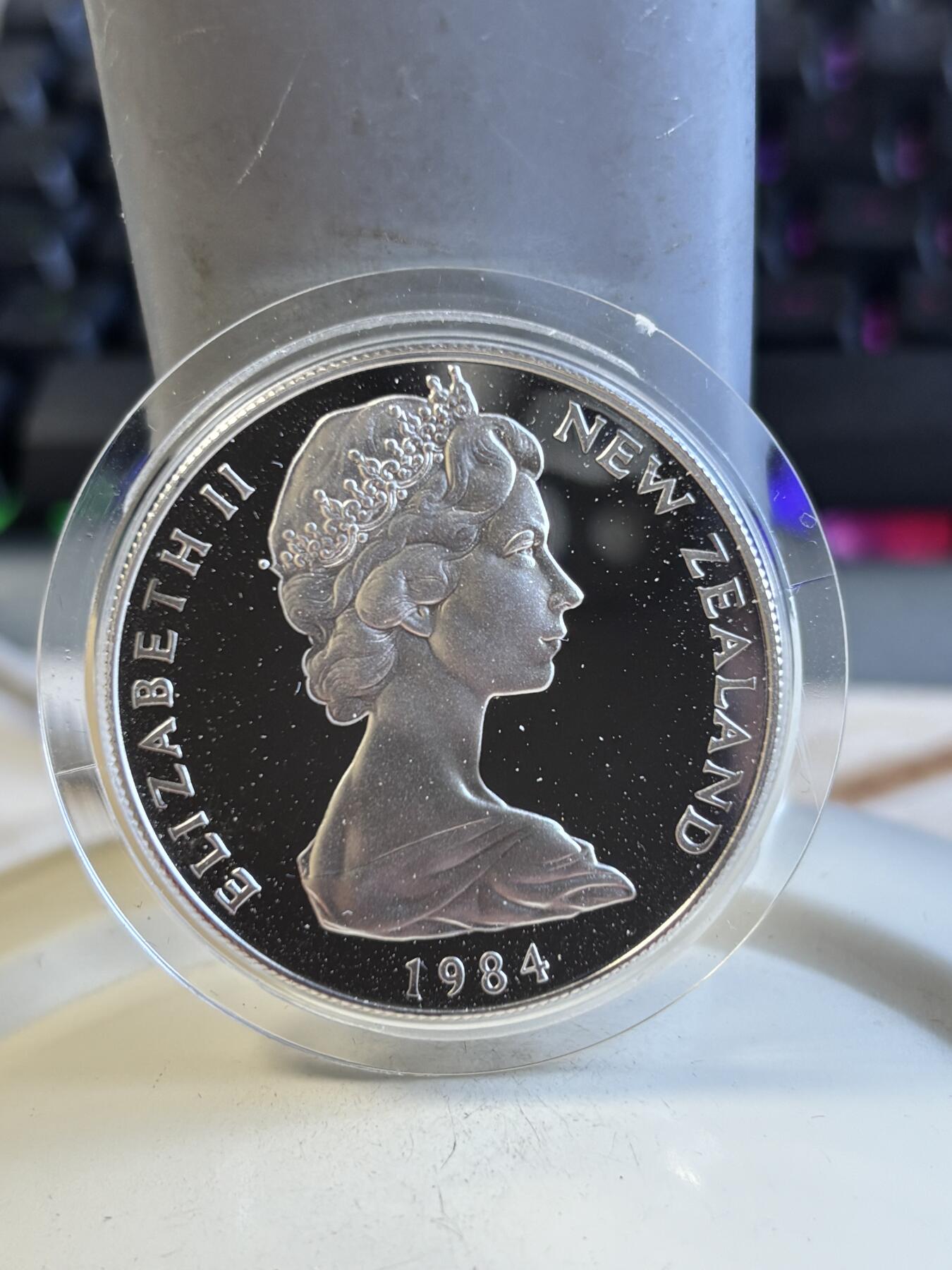 第195期拍卖 新西兰1984年黑知更鸟，珍稀动物系列精制大银币带盒无证书，27.22克，925银