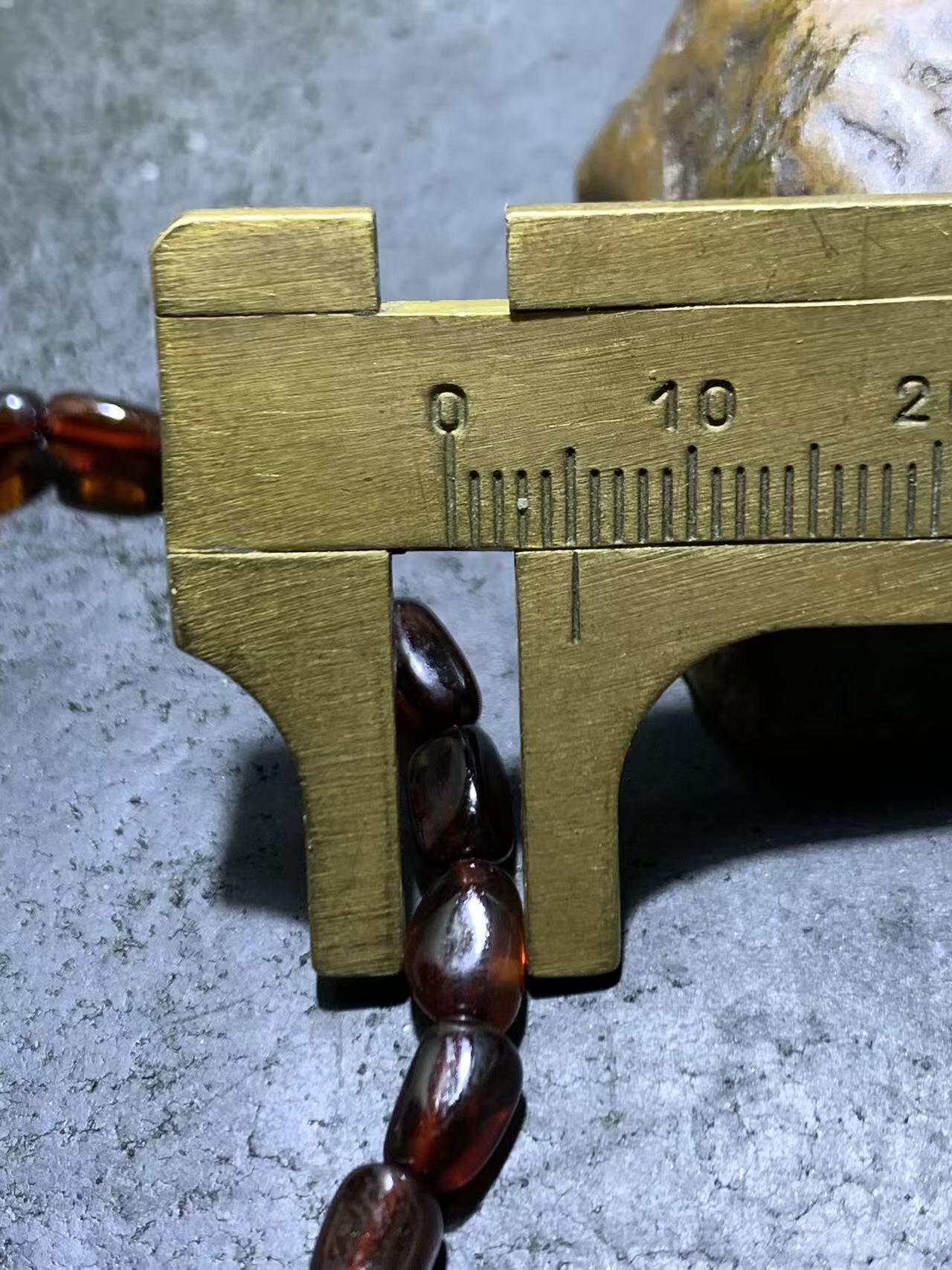 乌克兰血珀随形手串一条，