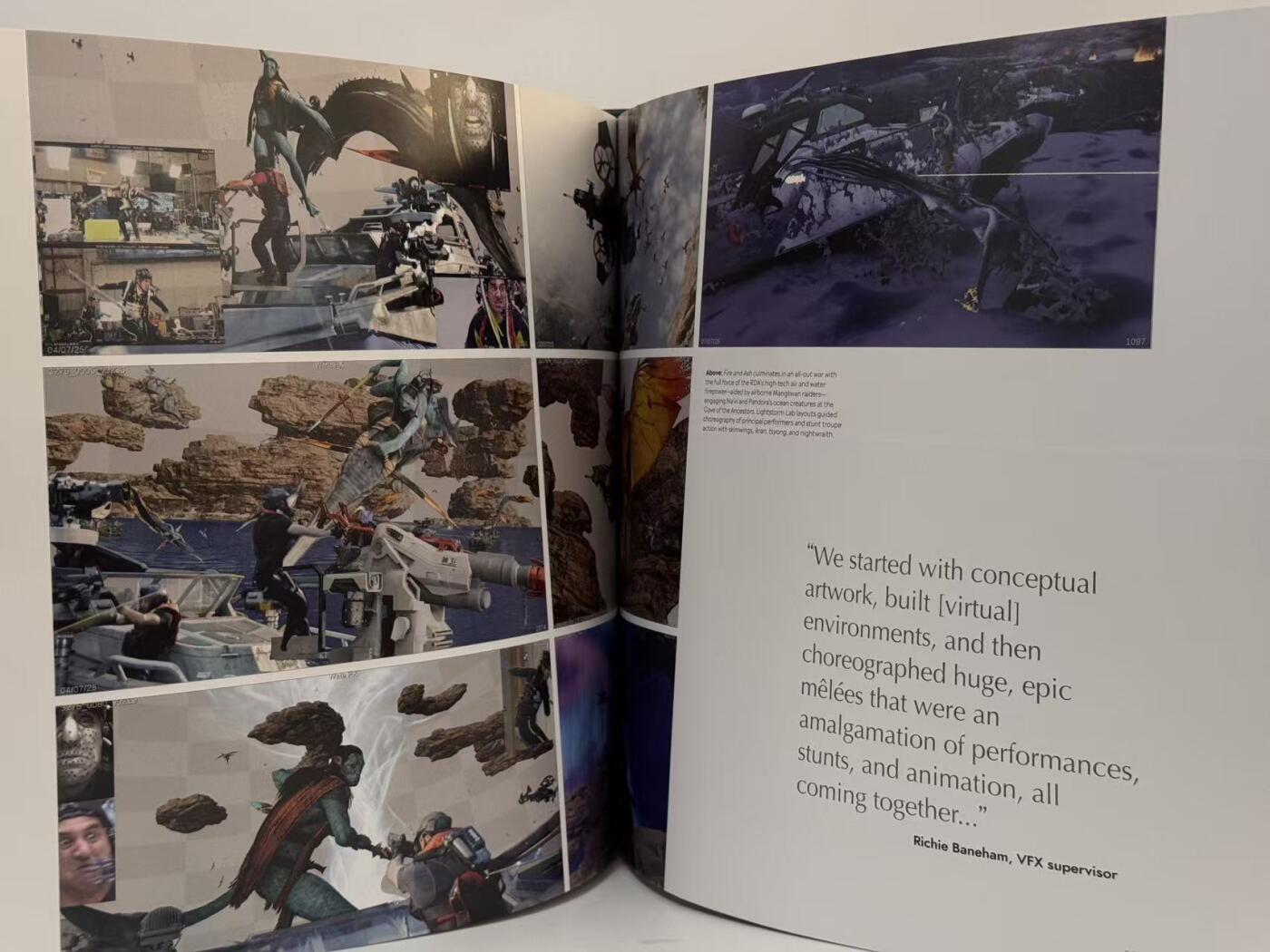 零元拍：烈焰焚心，灰烬重生，潘多拉史诗最炽烈的终章序章！著名导演詹姆斯·卡梅隆，主演杰克·萨利扮演者萨姆·沃辛顿 ，妮特丽扮演者佐伊·索尔达娜，灰烬族首领——瓦朗扮演者奥娜·卓别林，以及夸里奇上校扮演者影帝史蒂芬·朗合签《阿凡达：火与烬》官方设定集！