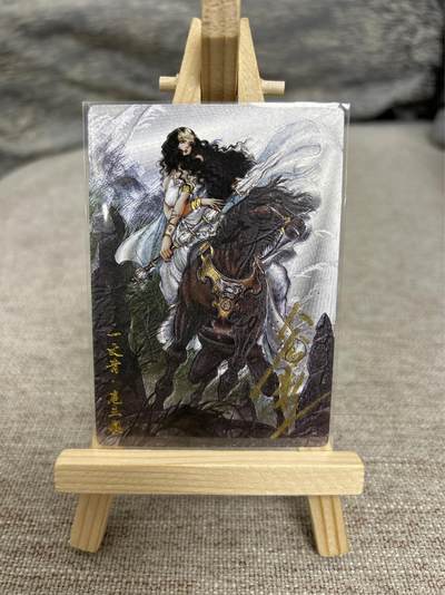 喜灰玩卡拍卖第七期，接拍品0佣金，欢迎送拍，释放现金流，让自己有资金可以购买更多喜欢的卡牌，让别的卡友能淘到更多心仪的卡牌 - 【亲签限编019/108编】卡德曼谷粒老师绘扈三娘082B 限编粗闪