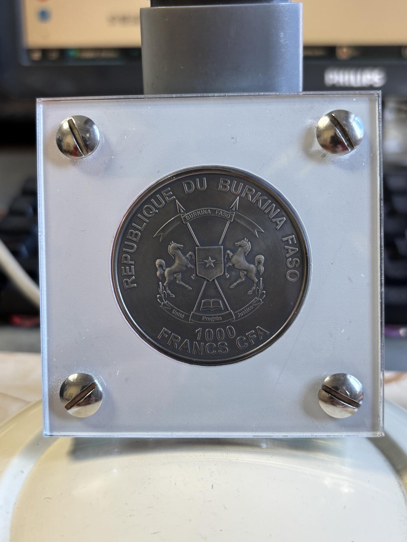 第196期拍卖 布基纳法索2017天文学家系列2开普勒镶3陨石银币,999银，发行500枚