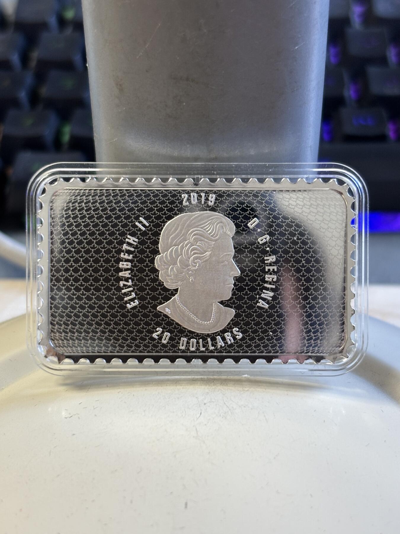 第196期拍卖 加拿大2019年历史邮票系列徽章和国旗1盎司彩银币，9999银，发行5000枚