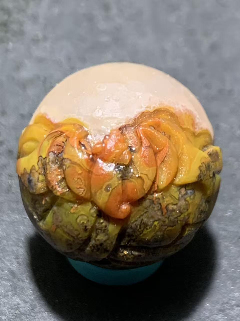 精美亚光冰飘糖心料草花纹战国红玛瑙手工俏色巧雕蝙蝠钱币2.0圆珠一个，