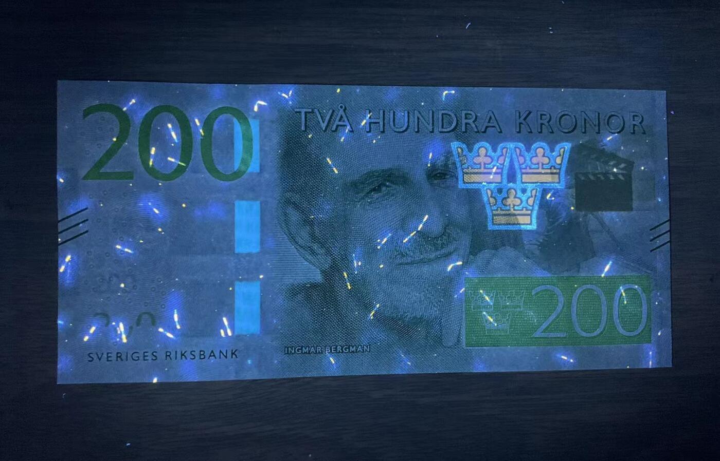 【礼羽收藏】🌏世界钱币拍卖第131期  瑞典200克朗2015首年首发版B冠(刀拆绝品原票状态适合送评)无347双尾55号码干净漂亮。稀少面值币种量小，市面能看到基本都带347的号码不佳，该套最值得入手一枚配套必备错失美号拍大腿