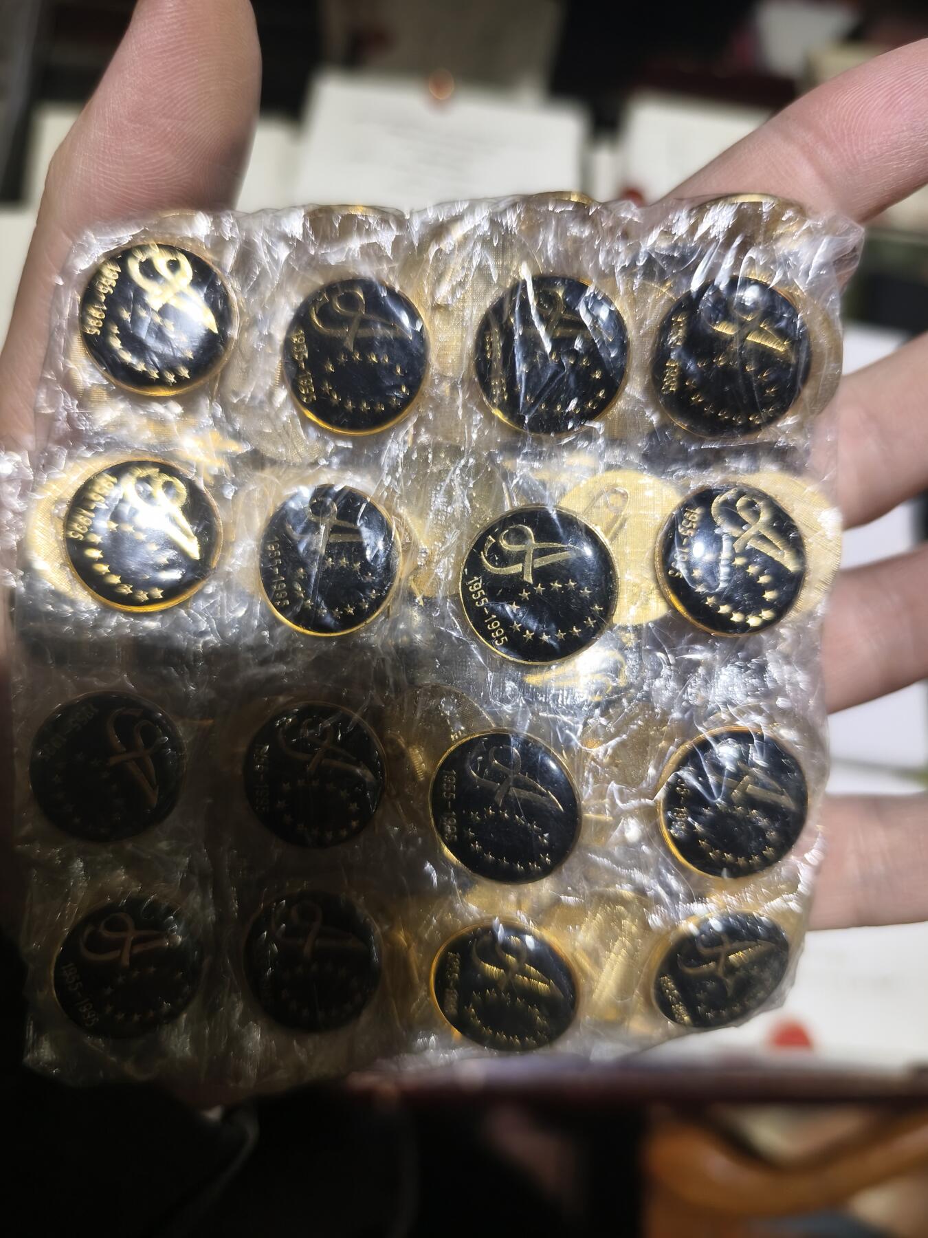 124期新疆红钱粟特钱币丝路钱币专场 一盒100个新疆徽章